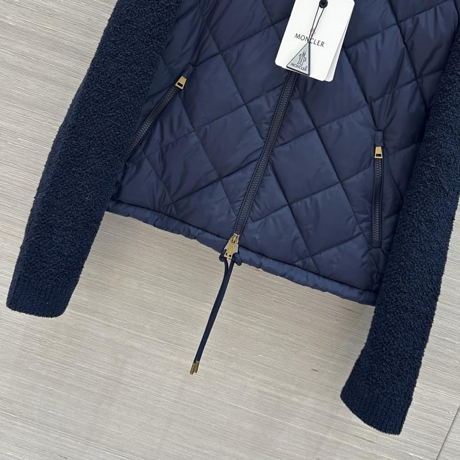 جاكيت Moncler