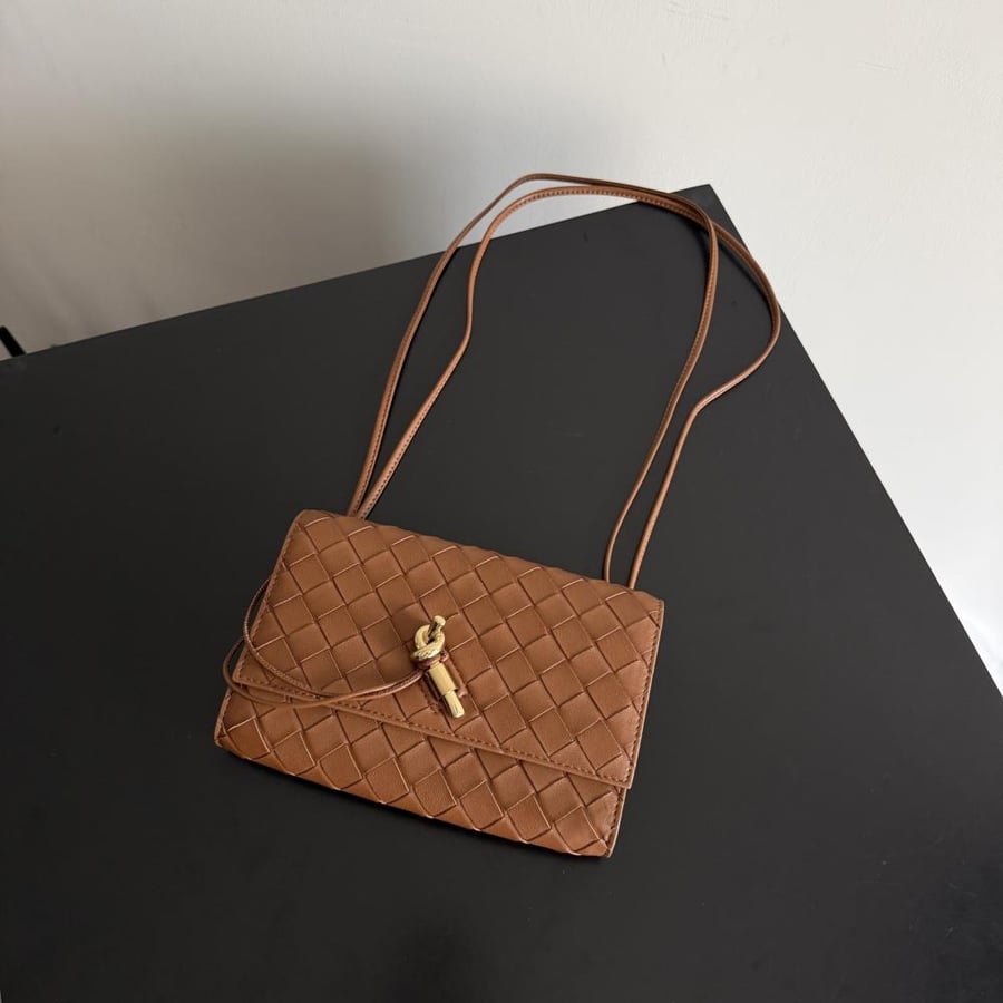 شنطة بوتيغا Andiamo pouch on strap Bottega