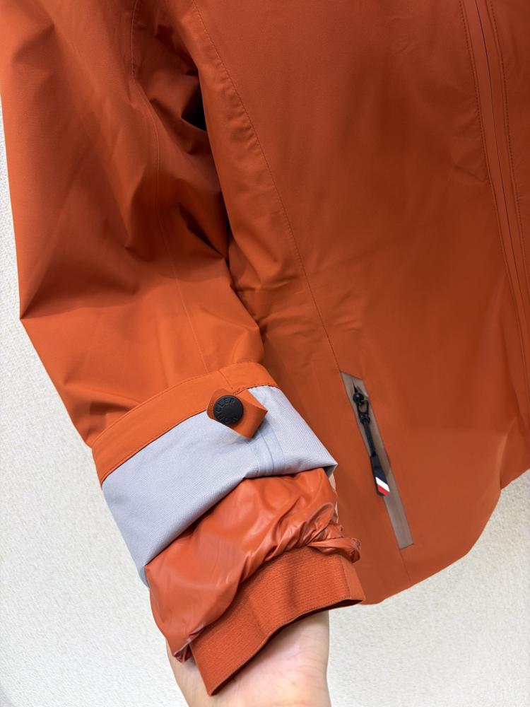 جاكيت Moncler