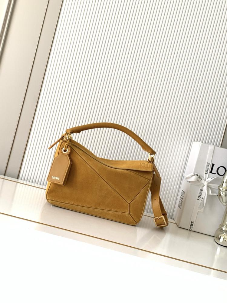 شنطة لويفي Featherlight Puzzle Loewe