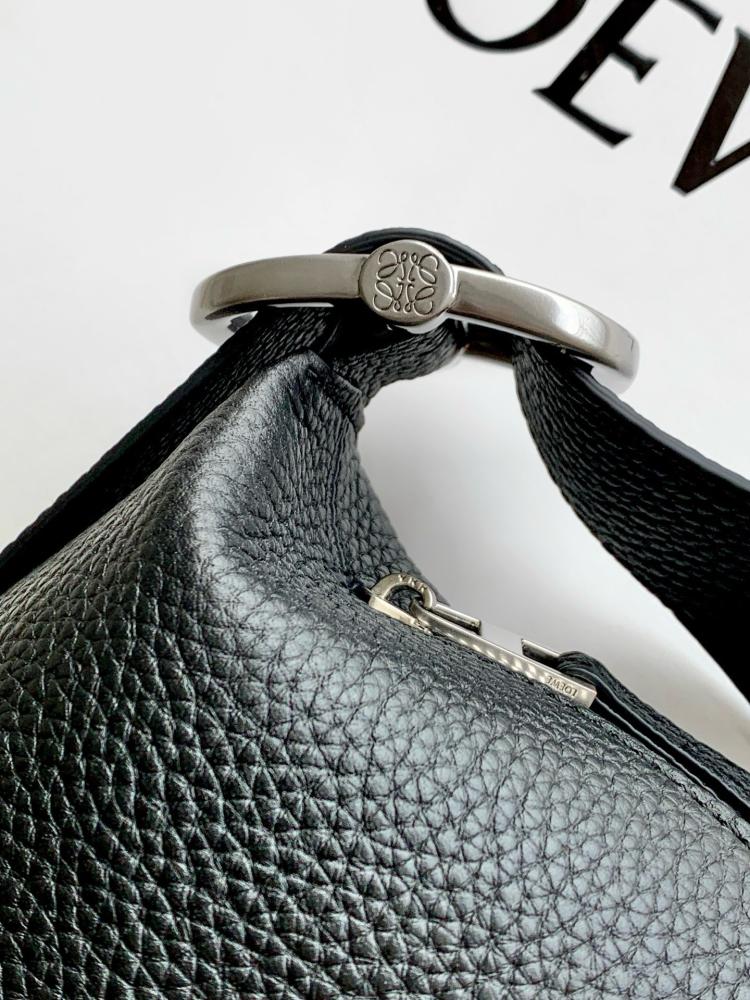 شنطة لويفي Loop hobo Loewe