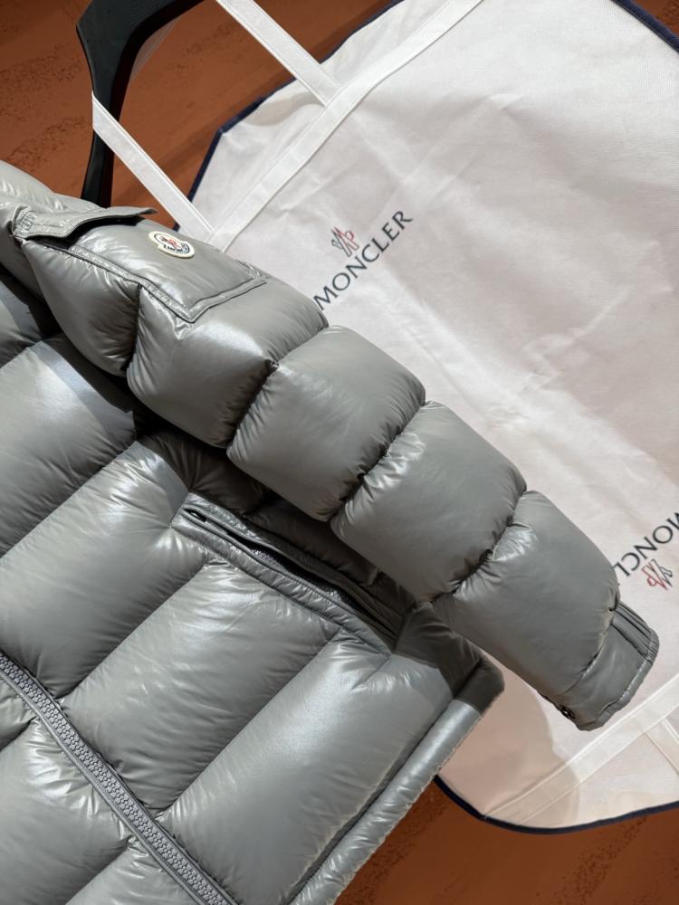 جاكيت Moncler