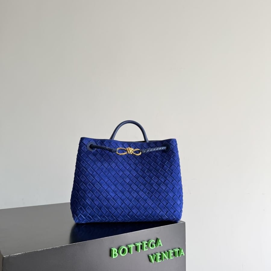شنطة بوتيغا large Andiamo Bottega