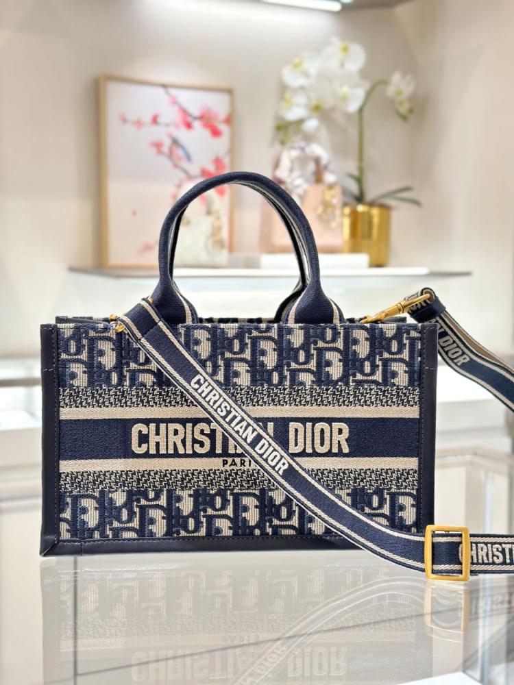 شنطة ديور Small Dior Book Tote مقاس 27cm