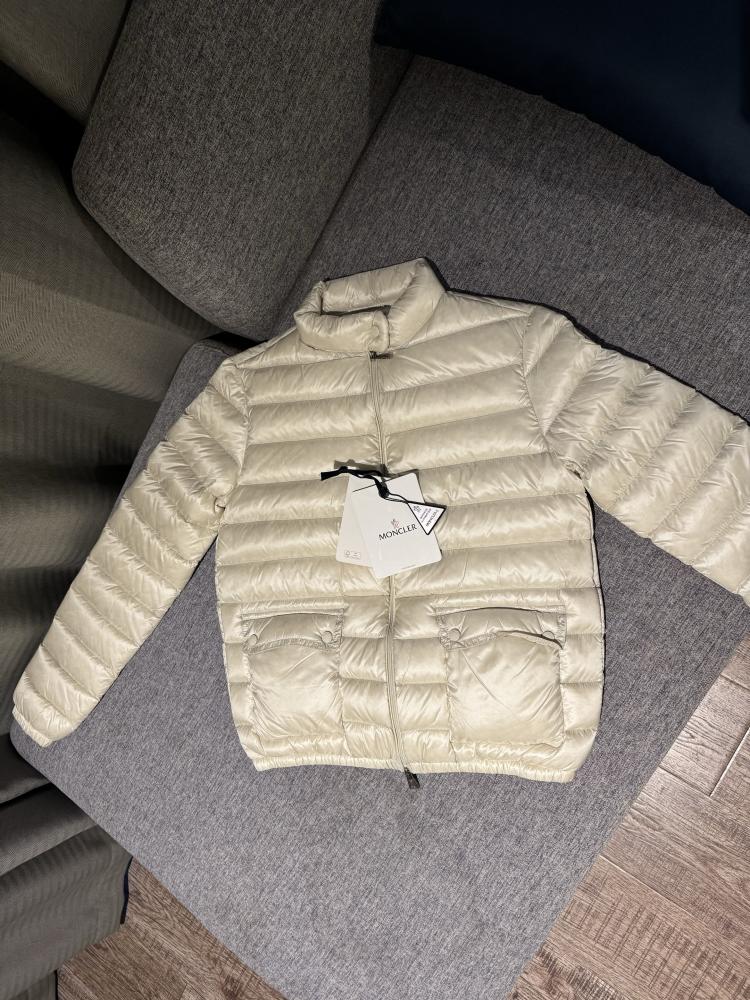 جاكيت Moncler