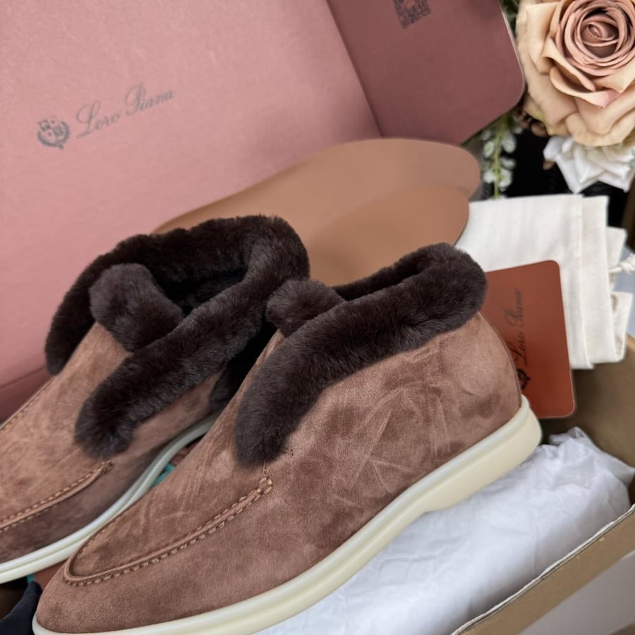حذاء فلات لورو بيانا High top fur
