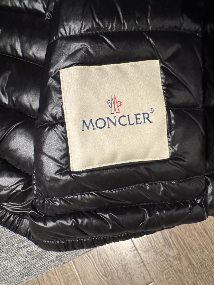 جاكيت Moncler