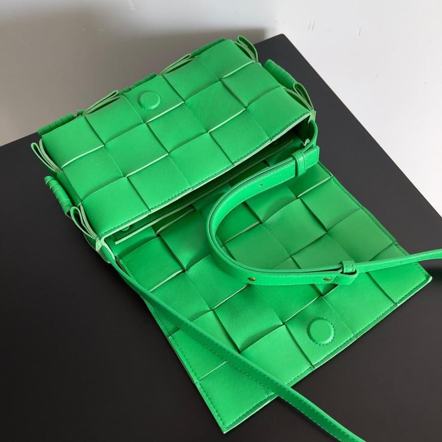 شنطة  بوتيغا Cassette مقاس 23cm