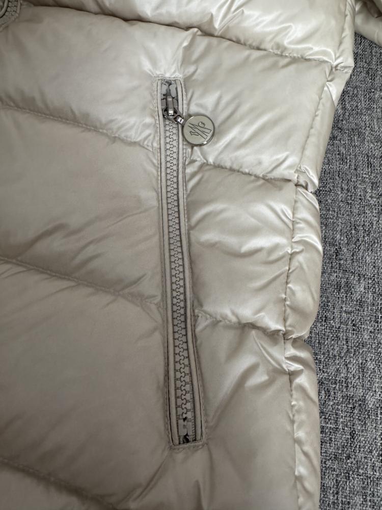 جاكيت Moncler
