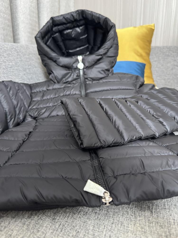 جاكيت Moncler