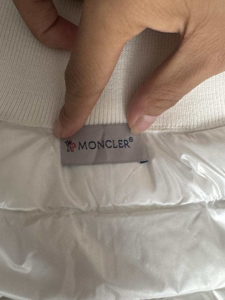 جاكيت Moncler