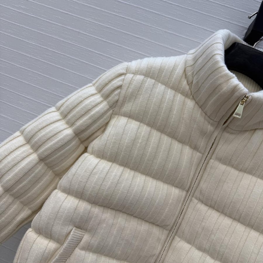 جاكيت Moncler