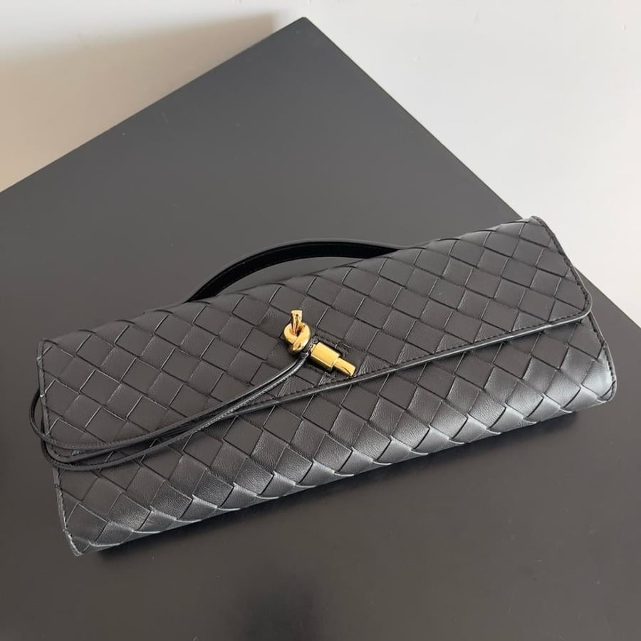 شنطة بوتيغا Andiamo clutch مقاس 31cm