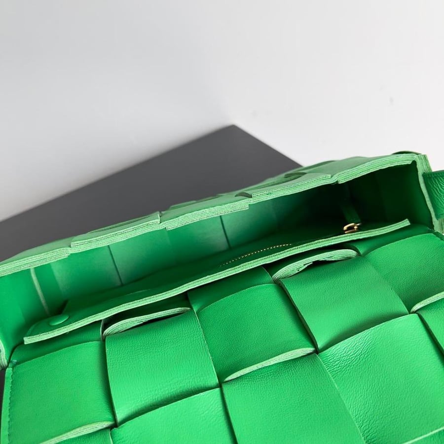 شنطة  بوتيغا Cassette مقاس 23cm