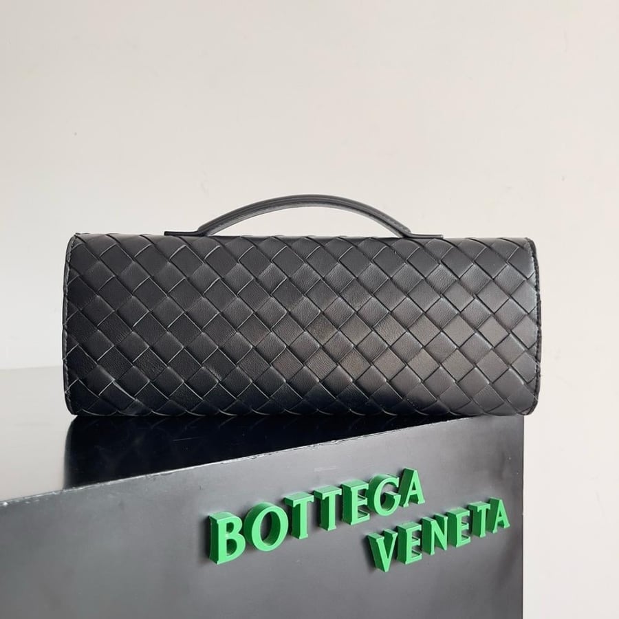 شنطة بوتيغا Andiamo clutch مقاس 31cm
