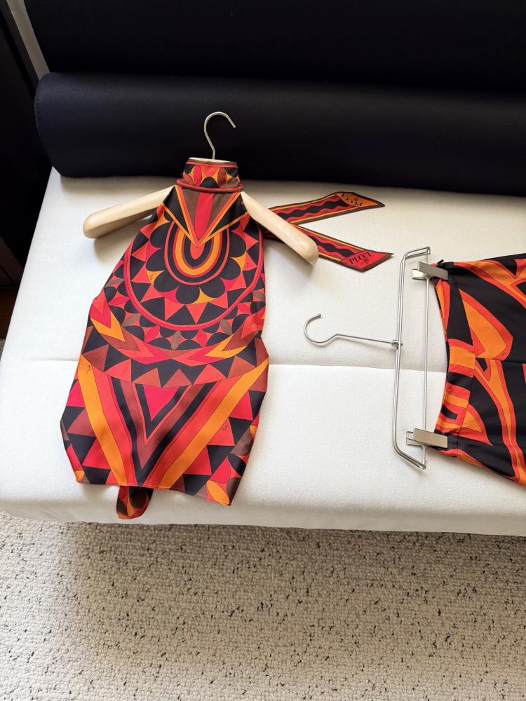 توب Pucci.