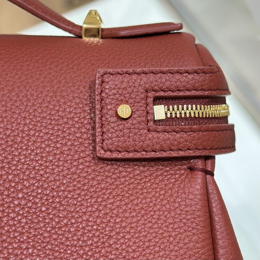 شنطة ميو ميو Hammered Texture MiuMiu مقاس 29 cm