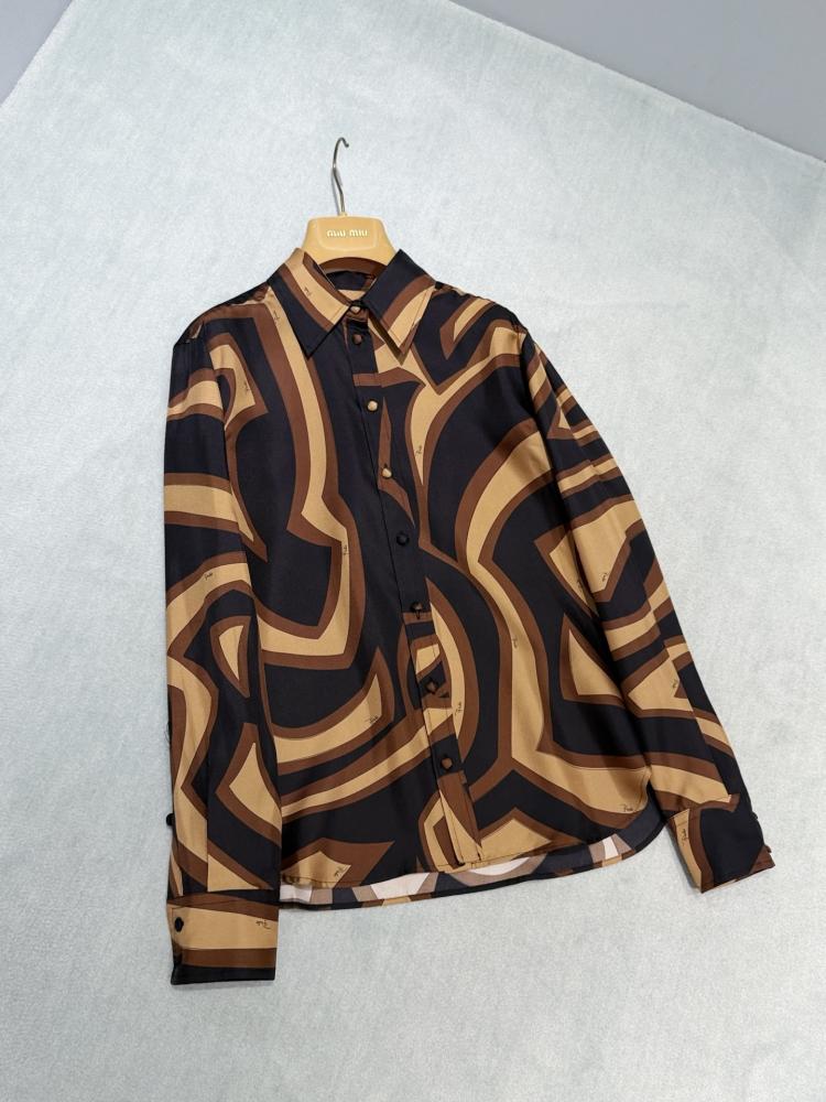 طقم Pucci