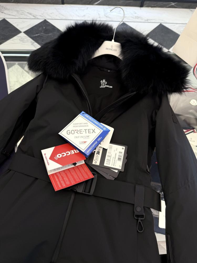جاكيت Moncler