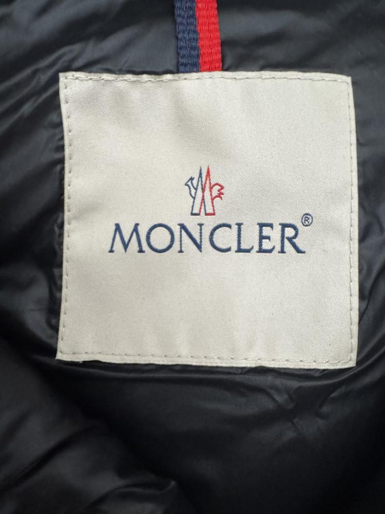 جاكيت Moncler
