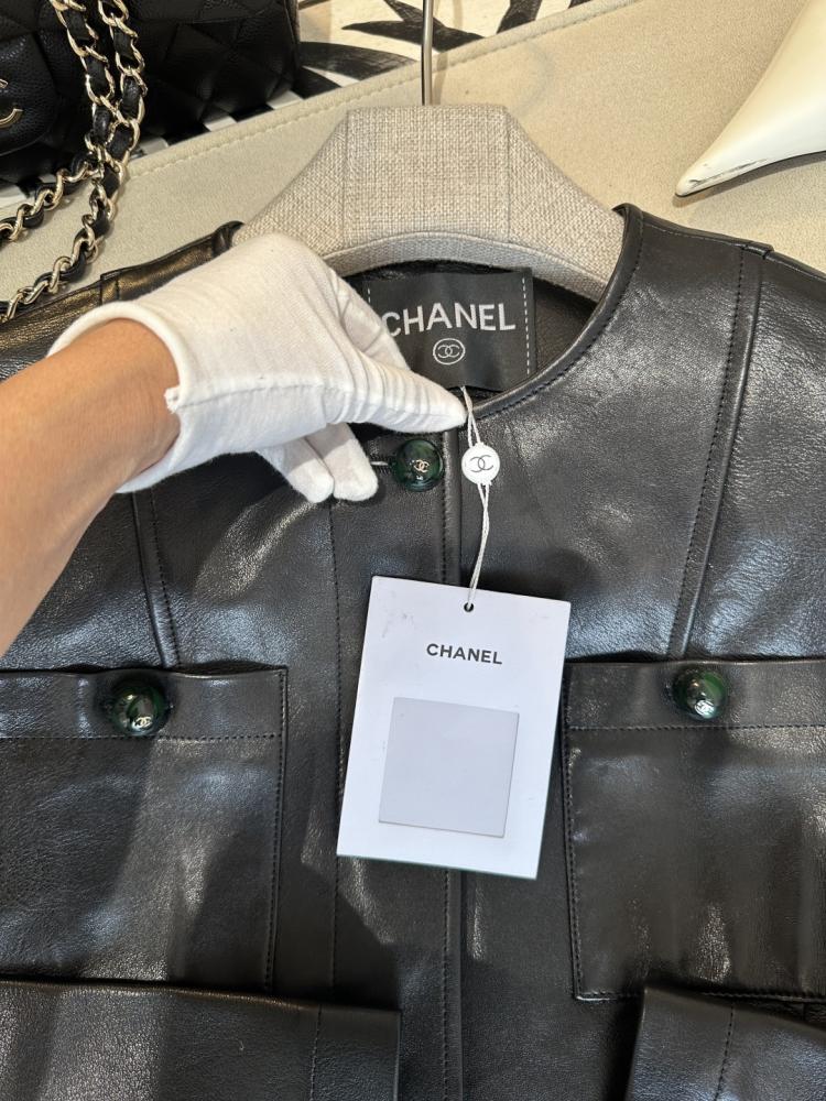 جاكيت Chanel.
