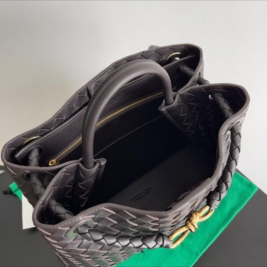 Bottega Andiamo bag size 32cm