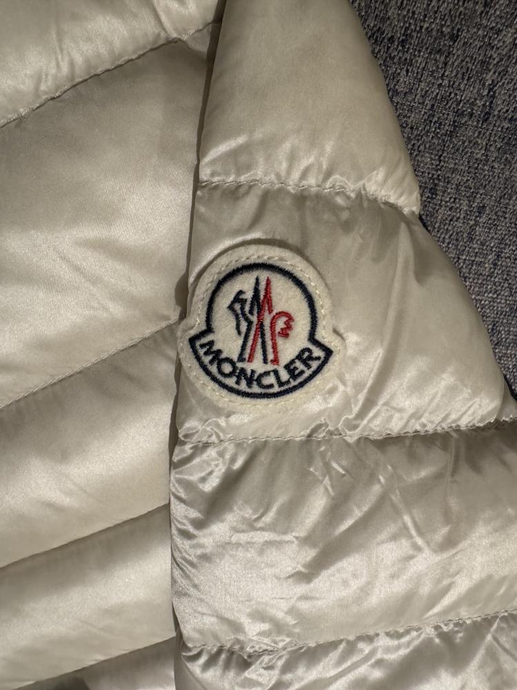 جاكيت Moncler