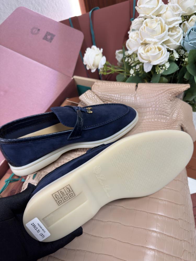 حذاء فلات لورو بيانا Crocodile leather