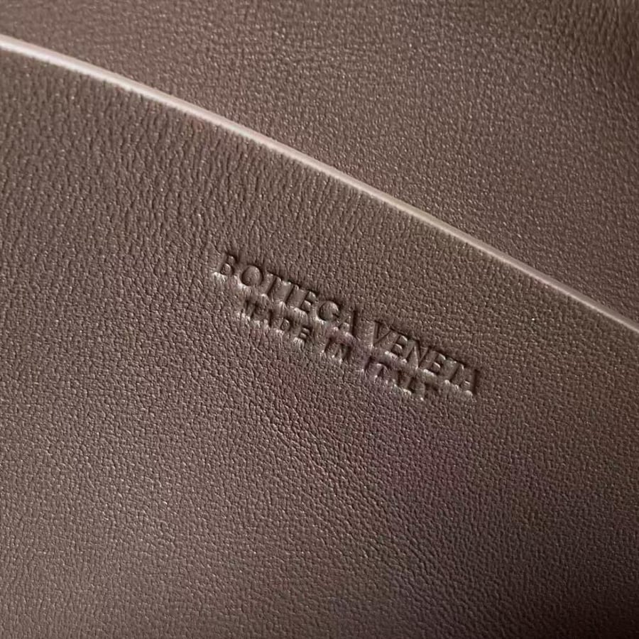 شنطة بوتيغا LNTRECCIATO CONCERT POUCH مقاس 18.5