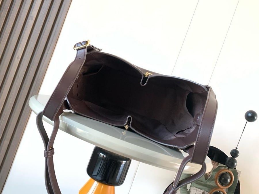 شنطة لويفي Hammock flip Loewe