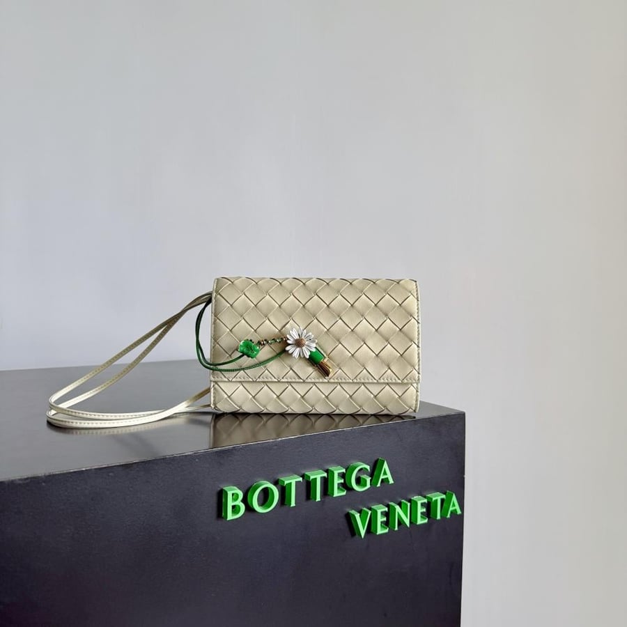 شنطة بوتيغا Andiamo pouch on strap Bottega