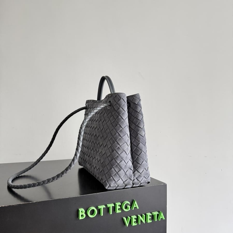 شنطة بوتيغا large Andiamo Bottega