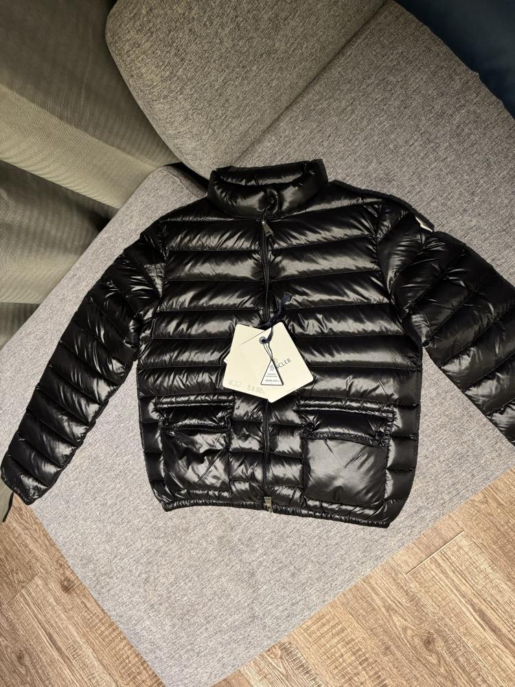 جاكيت Moncler