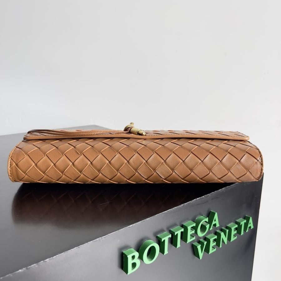 شنطة بوتيغا  Andiamo clutch مقاس 31cm