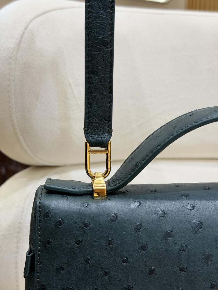 شنطة لورو بيانا Extra Poket Ostrich Lora piana مقاس 23 cm