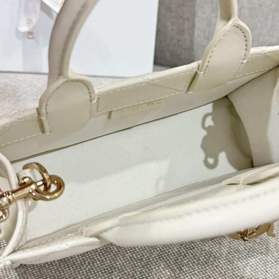 شنطة ديور Mini Dior Book Tote مقاس 21.5cm