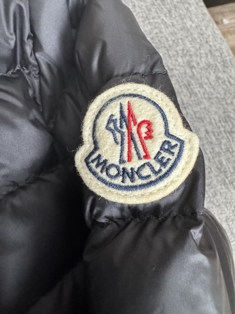جاكيت Moncler