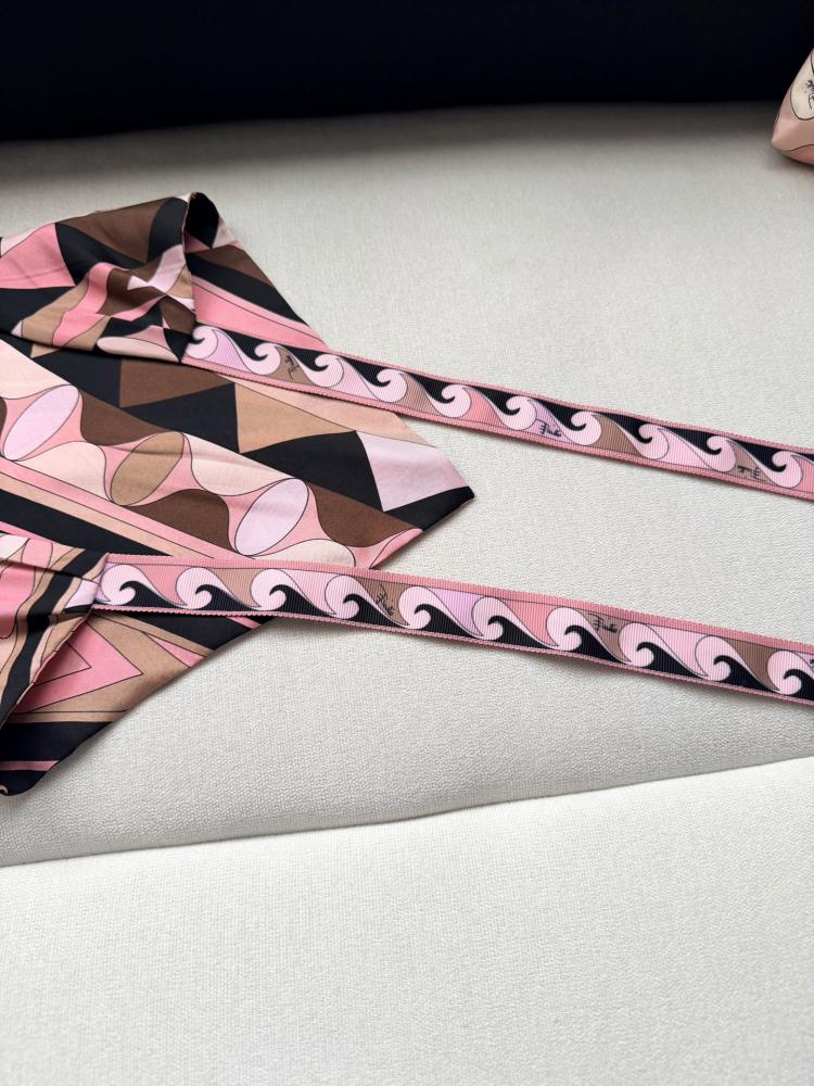 سكارف Pucci.