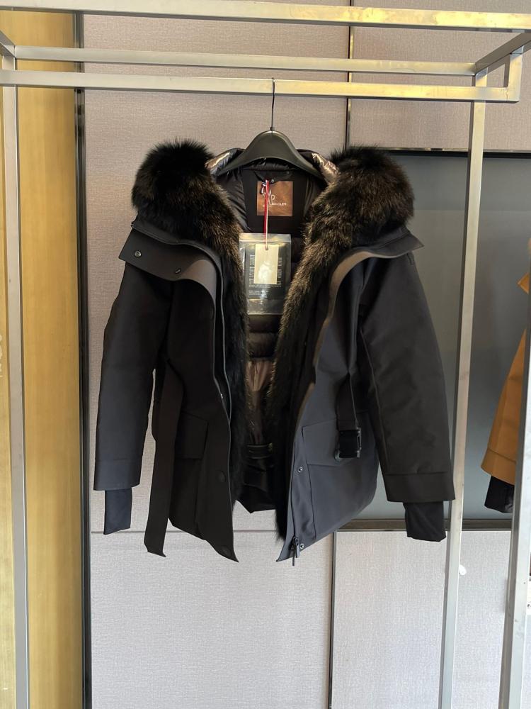 جاكيت Moncler