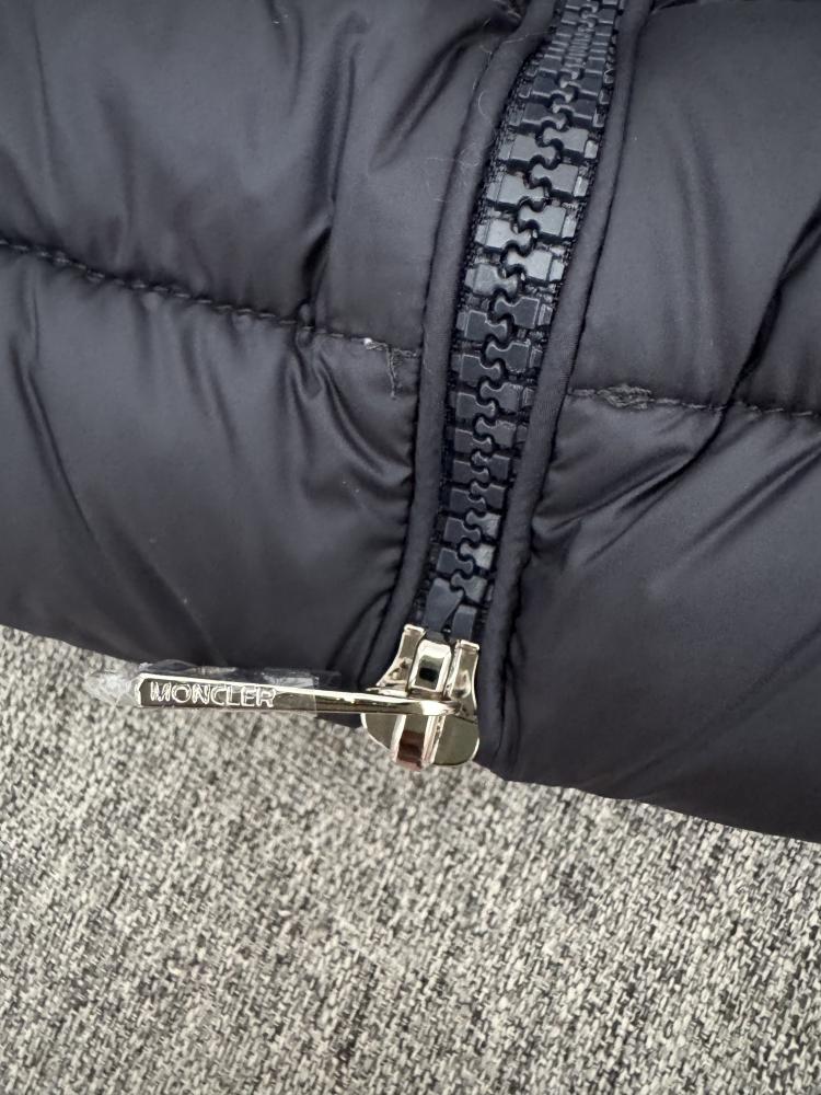 جاكيت Moncler