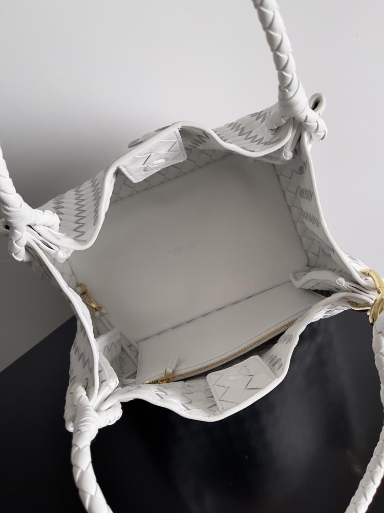 شنطة بوتيغا parachute مقاس 30cm