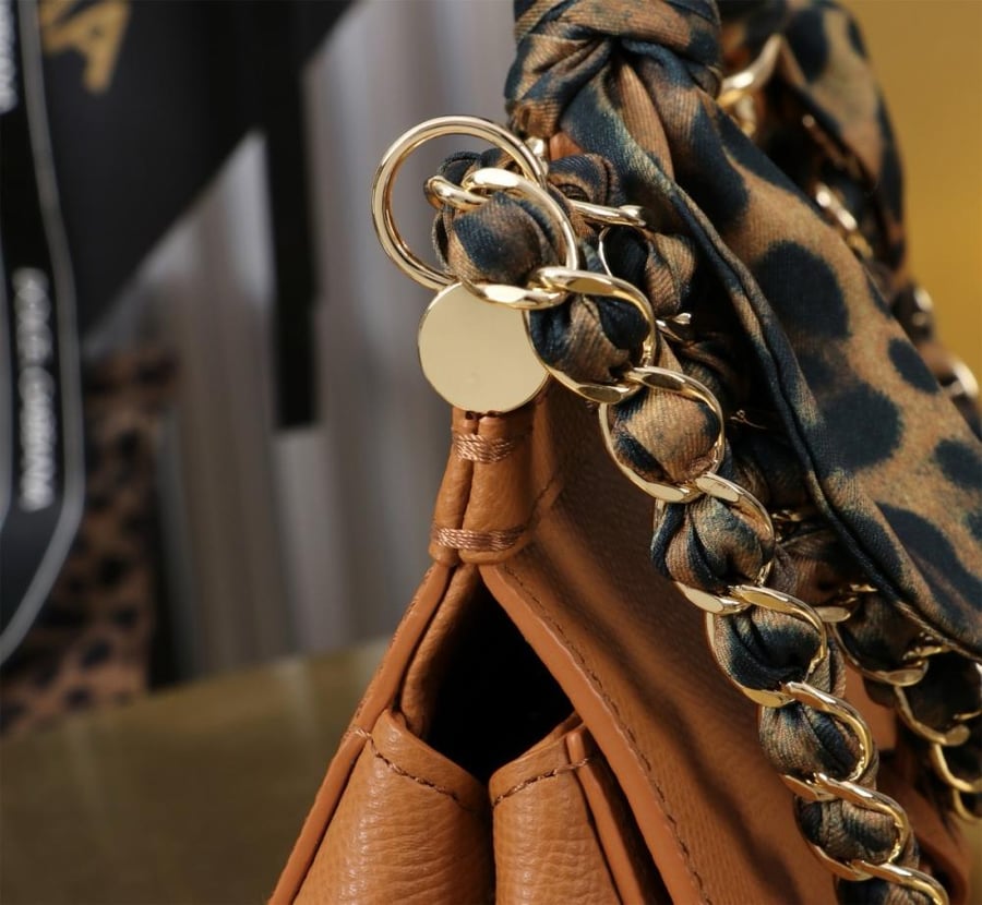 . شنطة دولتشي اند غابانا  Small Sicily handbag