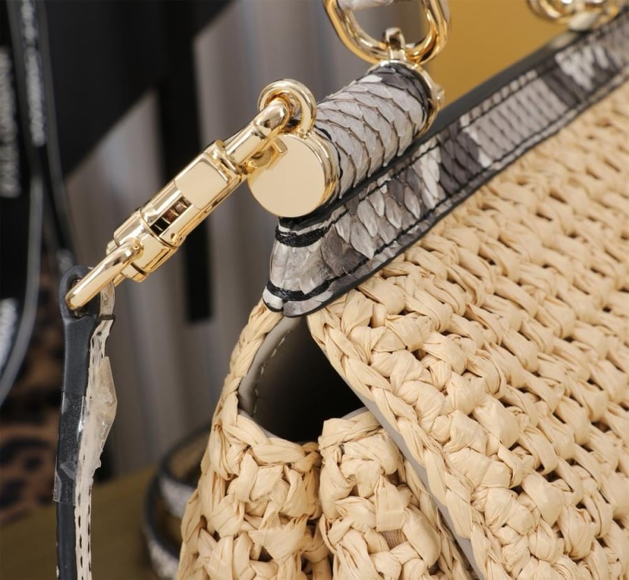. شنطة دولتشي اند غابانا  Small Sicily handbag