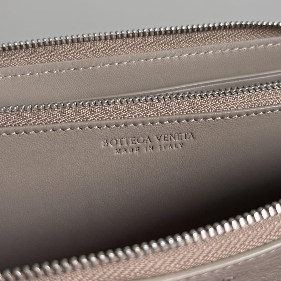محفظة بوتيغا Ostrich Leathe bottega