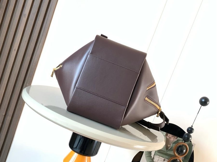 شنطة لويفي Hammock flip Loewe