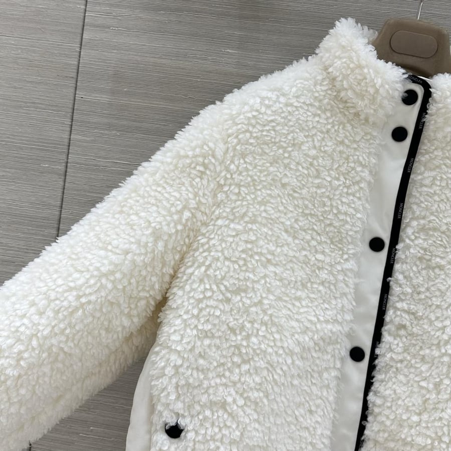 جاكيت Moncler
