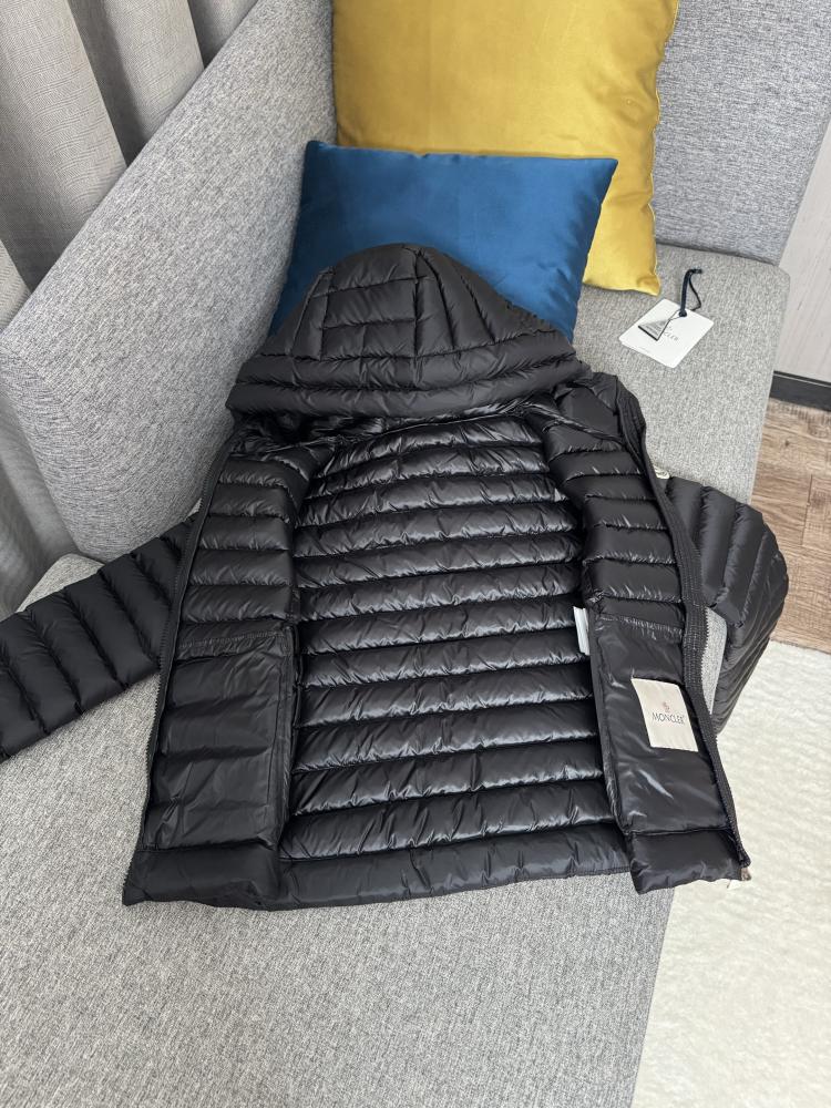 جاكيت Moncler