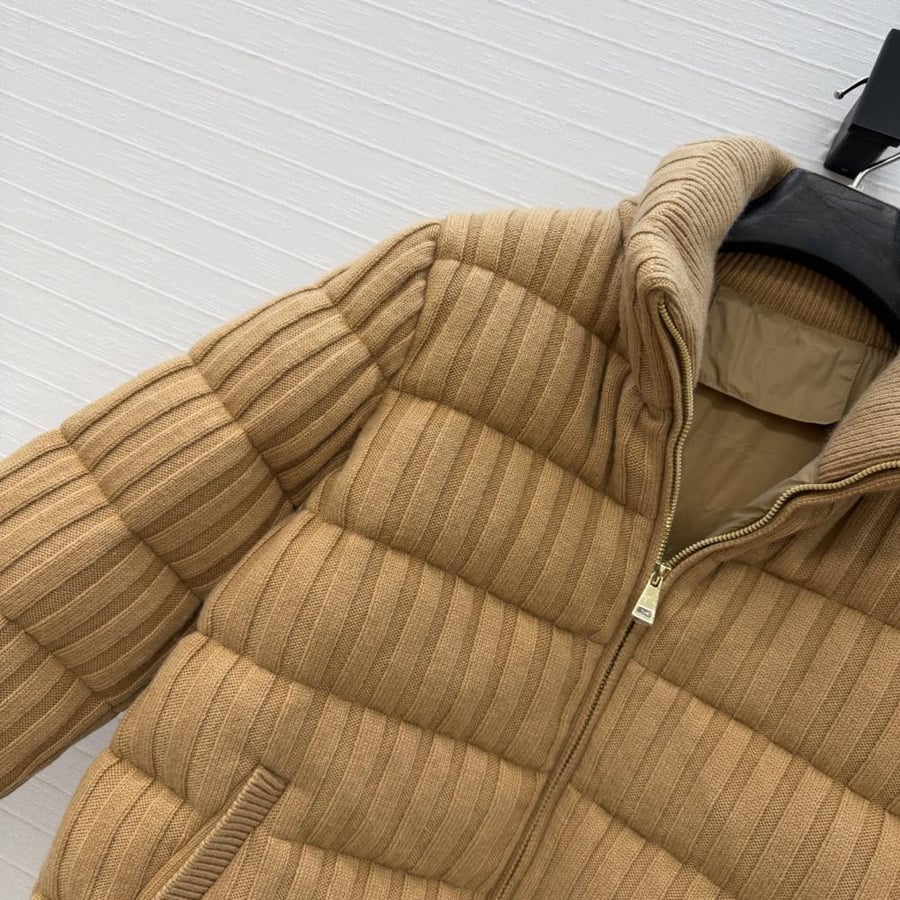جاكيت Moncler