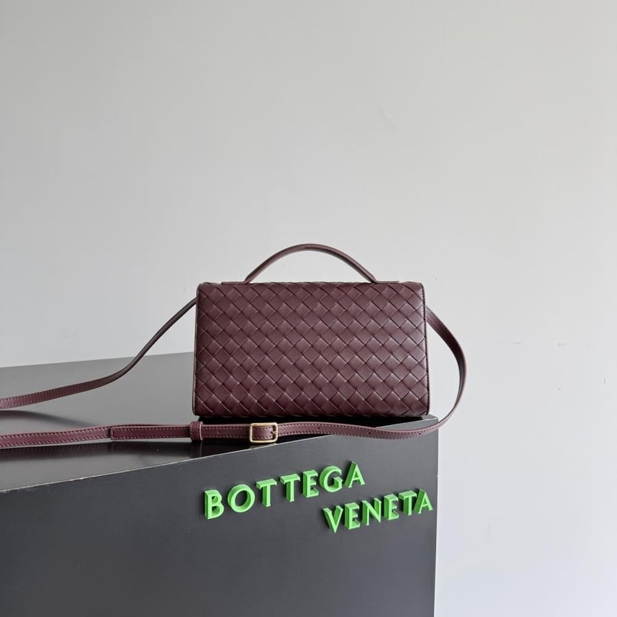 شنطة بوتيغا Andiamo Clutch Bottega