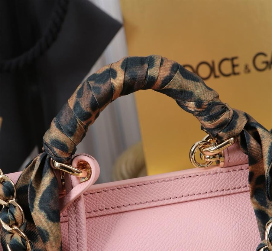 . شنطة دولتشي اند غابانا  Small Sicily handbag